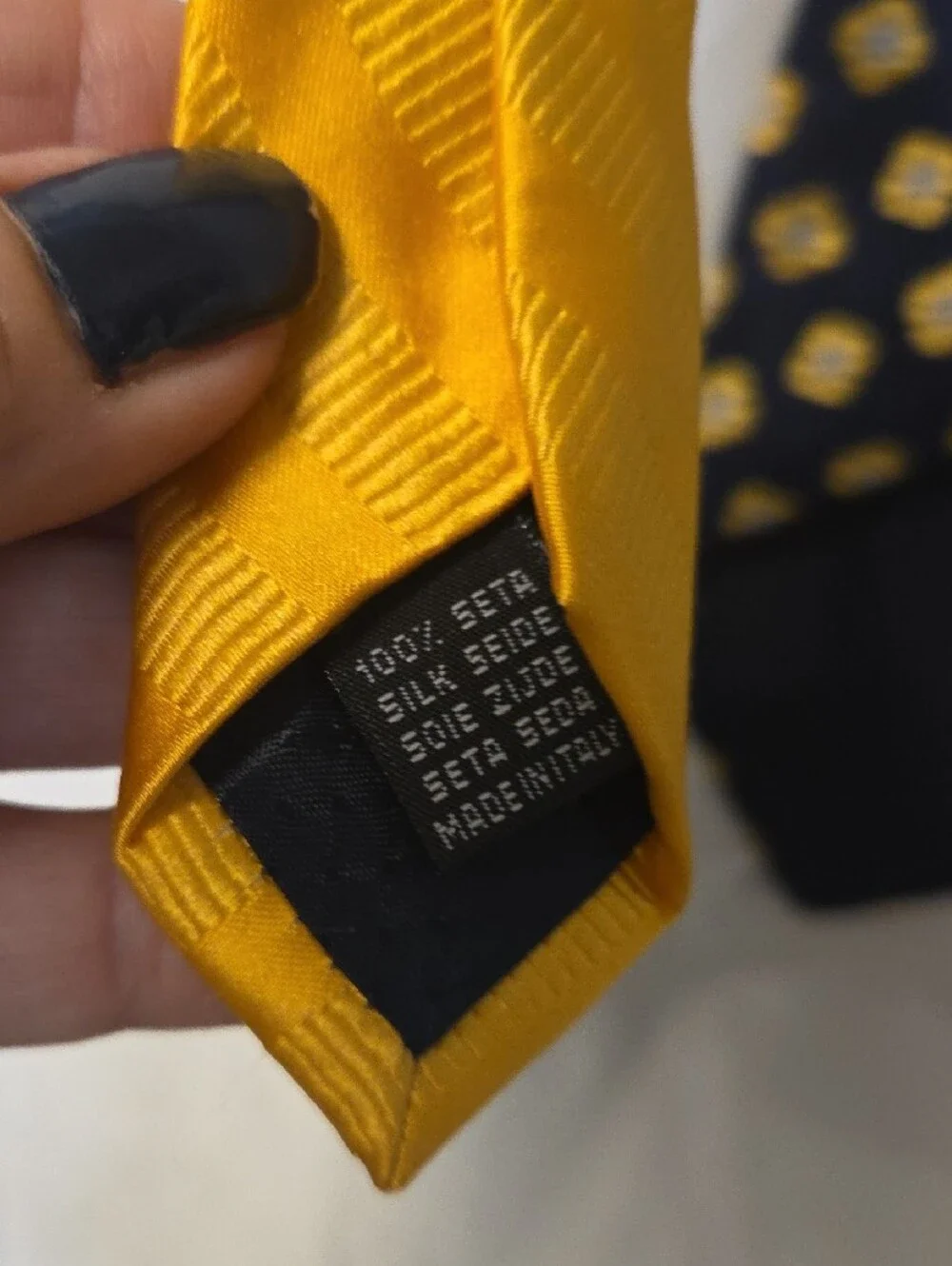 Fratelli Moda tie made from 100% silk in Italy.